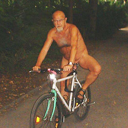 Nude pics and videos of a gay daddy
